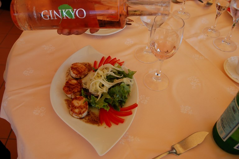 assiette avec belles noix de saint jacques